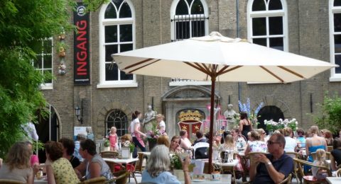 High tea in de tuin van het Museumcafé Gouda