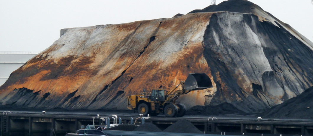 Overslag van erts in de Rotterdamse haven