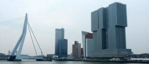 Rotterdamse skyline vanaf de Maas
