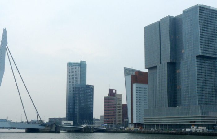 Rotterdamse skyline vanaf de Maas