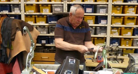 Willem Wentholt aan het werk in zijn lederwarenatelier in Amsterdam