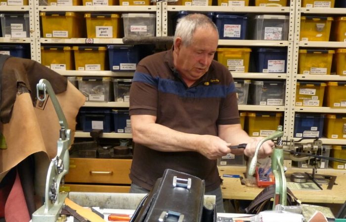 Willem Wentholt aan het werk in zijn lederwarenatelier in Amsterdam