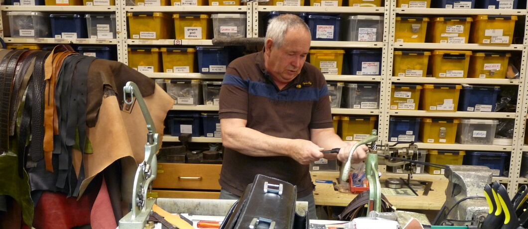 Willem Wentholt aan het werk in zijn lederwarenatelier in Amsterdam