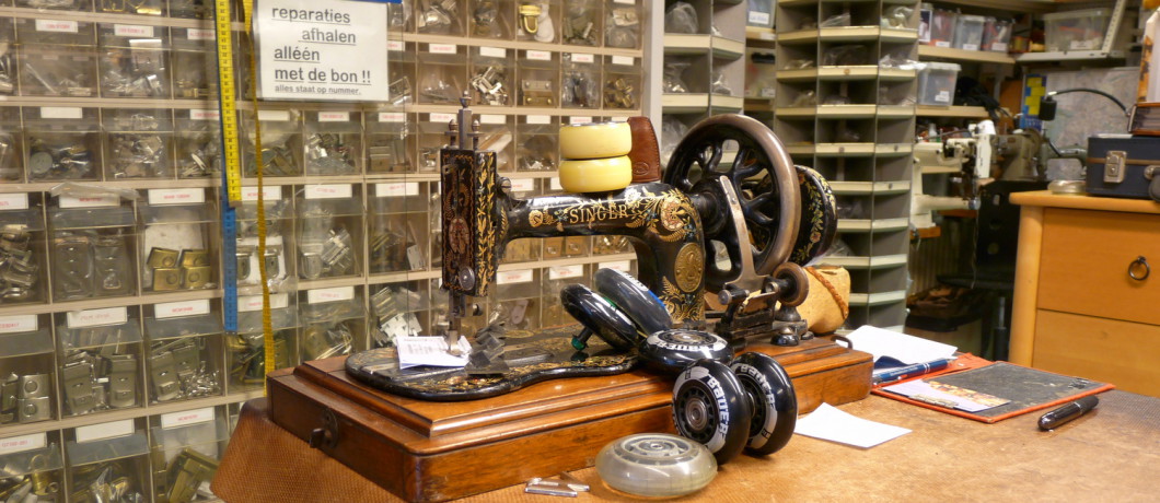 Antieke naaimachine in Wentholt lederwarenatelier