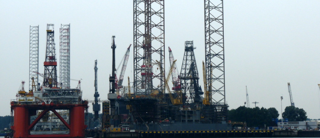 boorplatform in aanbouw in de Rotterdamse haven