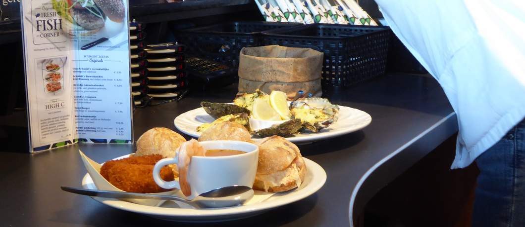 Van oesters tot broodjes in de lunchroom van Schmidt Zeevis (foto: Davides.nl)