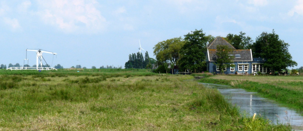 Ophaalbruggen in de weilanden bij Waterland