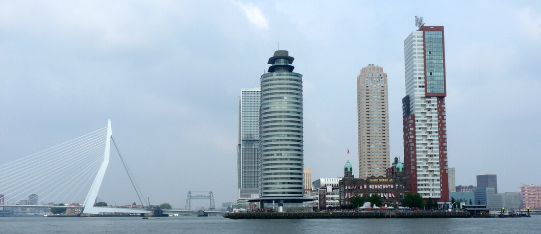 Kop van Zuid Rotterdam vanaf de Maas gezien