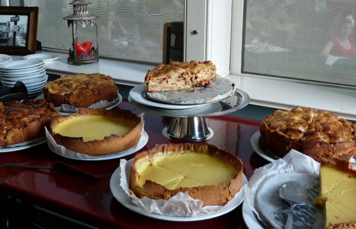 Zelf gebakken taarten bij Het Schoolhuis in Holysloot