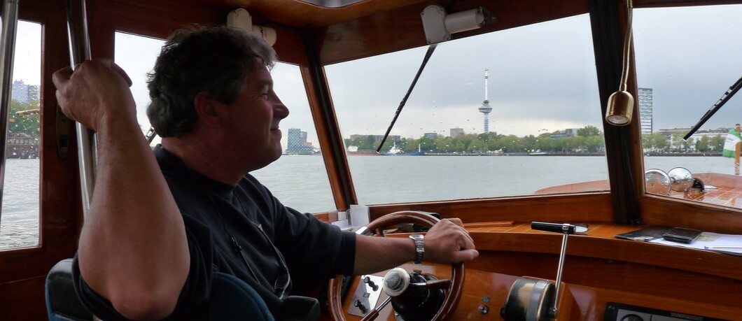 watertaxi over de Maas