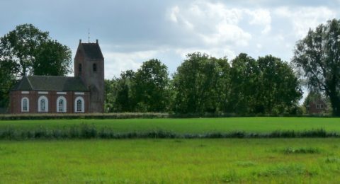 Typisch romaans kerkje op het Groningse platteland