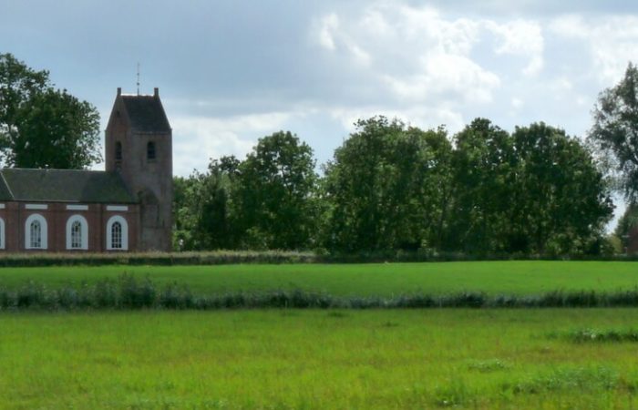 Typisch romaans kerkje op het Groningse platteland