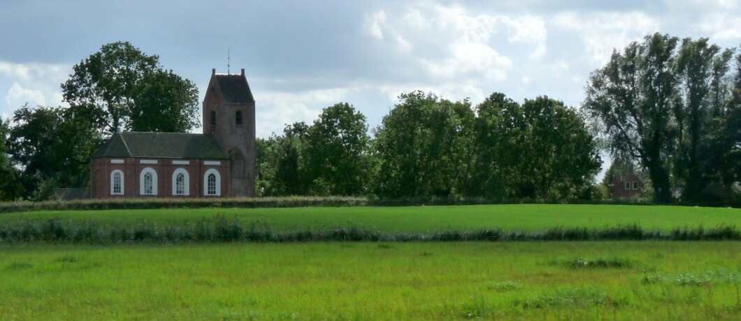Typisch romaans kerkje op het Groningse platteland