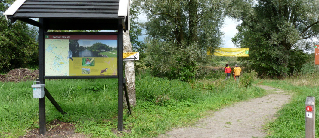 wandelen naar Opera Nijetrijne door het laagveengebied