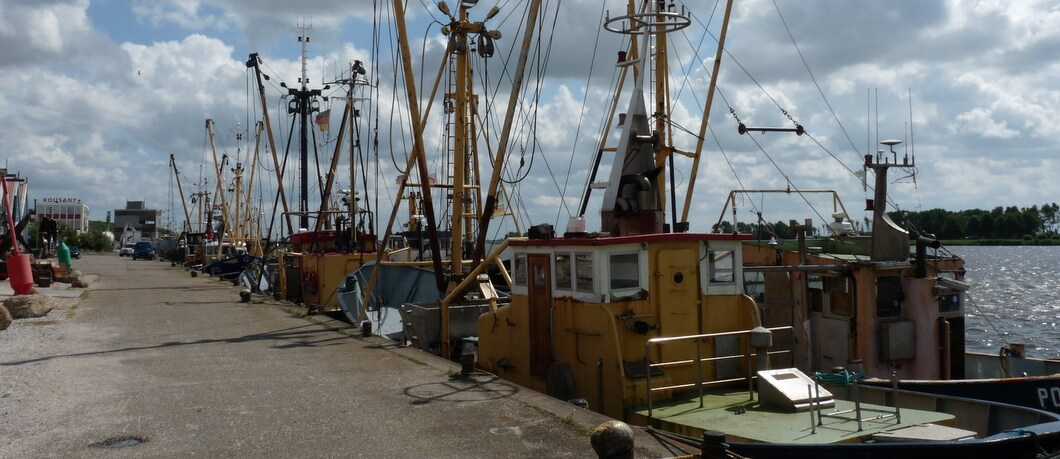 Vissersboten aan de kade van Zoutkamp