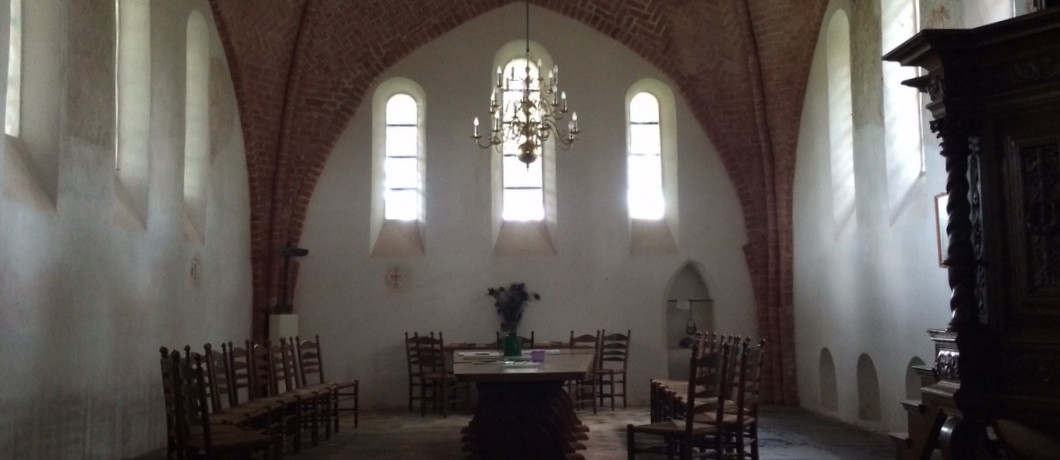 Binnen in de romaanse kerk van Leermens