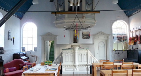 In een kerk overnachten bij B&B Slapen in het orgel in Zeerijp