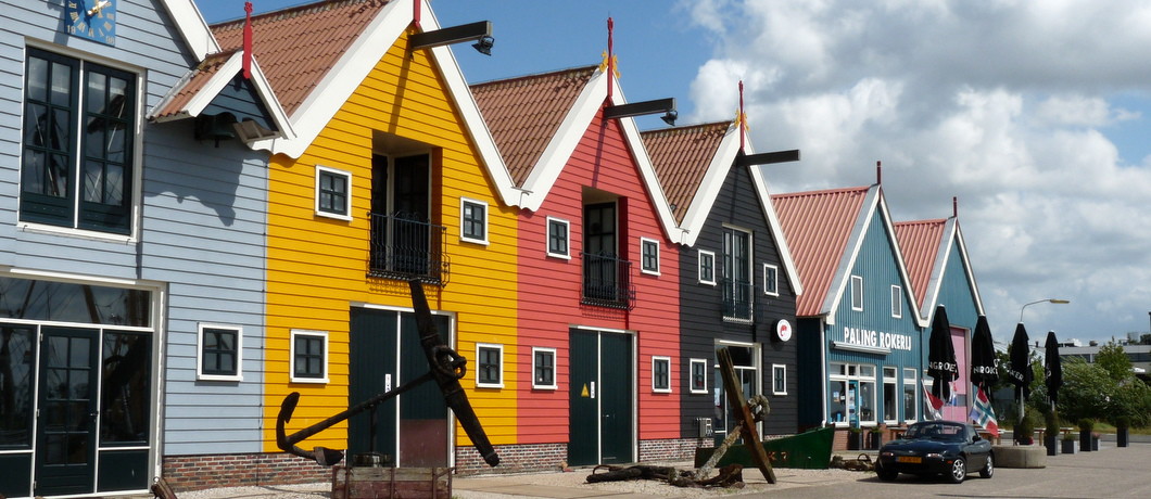 Palingrokerij Gaele Postma op de kade in Zoutkamp