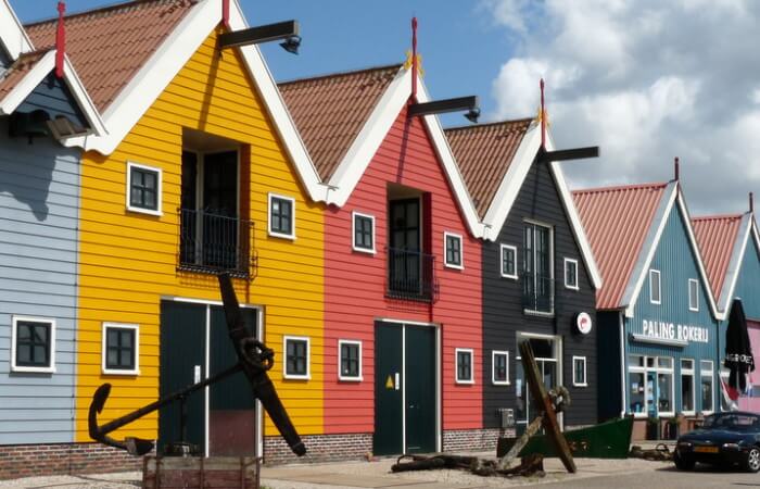 Palingrokerij Gaele Postma op de kade in Zoutkamp