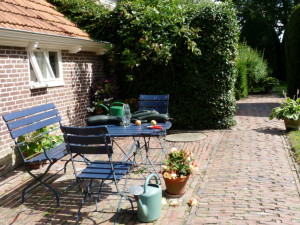 zitje tuin B&B Nieuw-Midhuizen