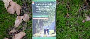 Wandelen op de rand van bos en boerenland