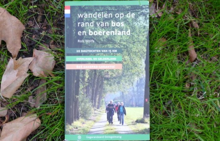 Wandelen op de rand van bos en boerenland