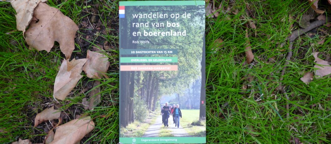 Wandelen op de rand van bos en boerenland