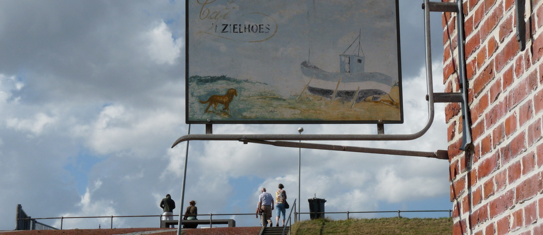 Uithangbord van bruin café 't Zielhoes in Noorpolderzijl