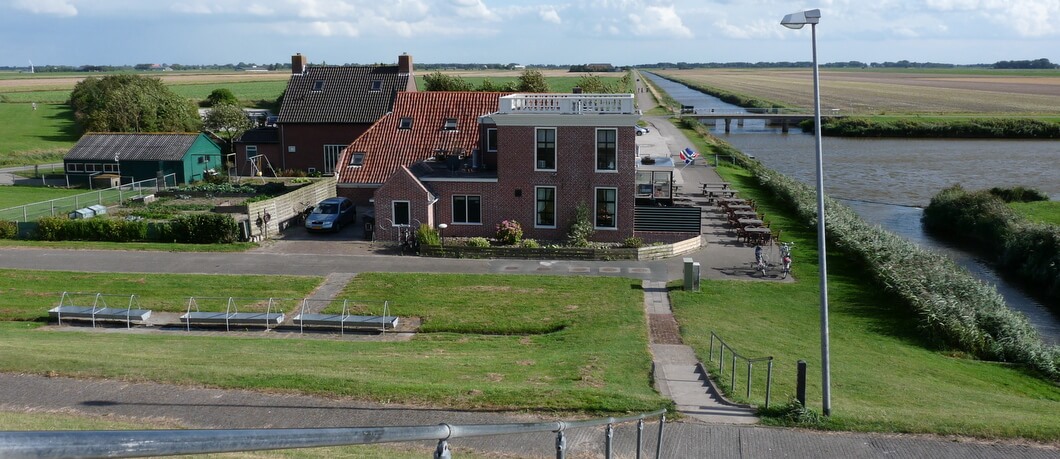 Vanaf de Waddendijk zicht op café 't Zielhoes