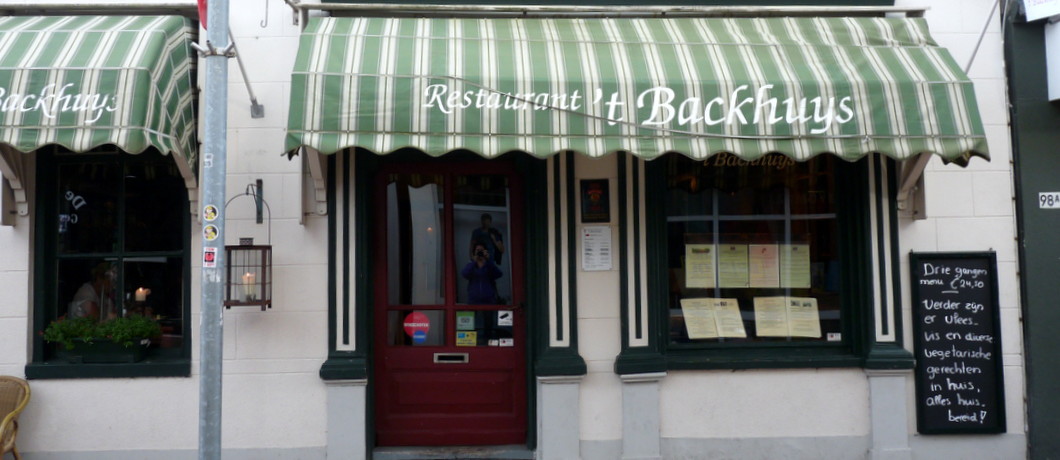 restaurant 't Backhuys middenin een winkelstraat in Winschoten