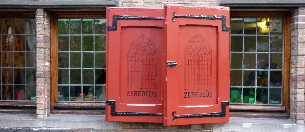 Ossenbloedrode luiken van restaurant Zebedeüs in Den Haag