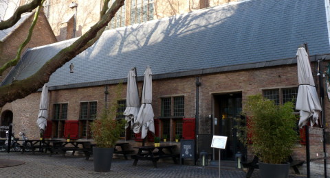 Restaurant Zebedeüs vredig gelegen naast de Grote Kerk in Den Haag