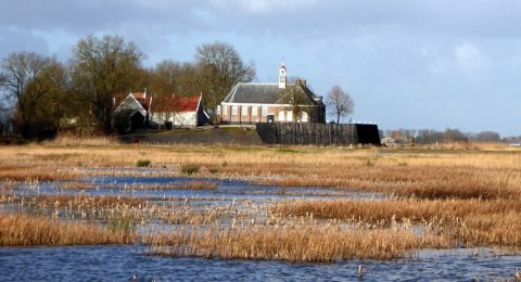 Wandelen over de dijkjes van Schokland, voormalig eiland in de Zuiderzee