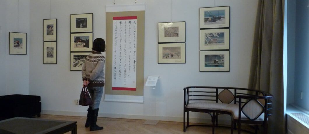 Bezoeker van museum Nihon no hanga