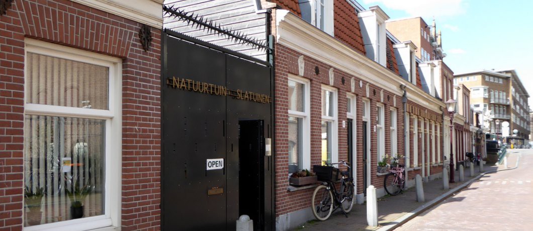 De onopvallende ingang van Natuurtuin Slatuinen