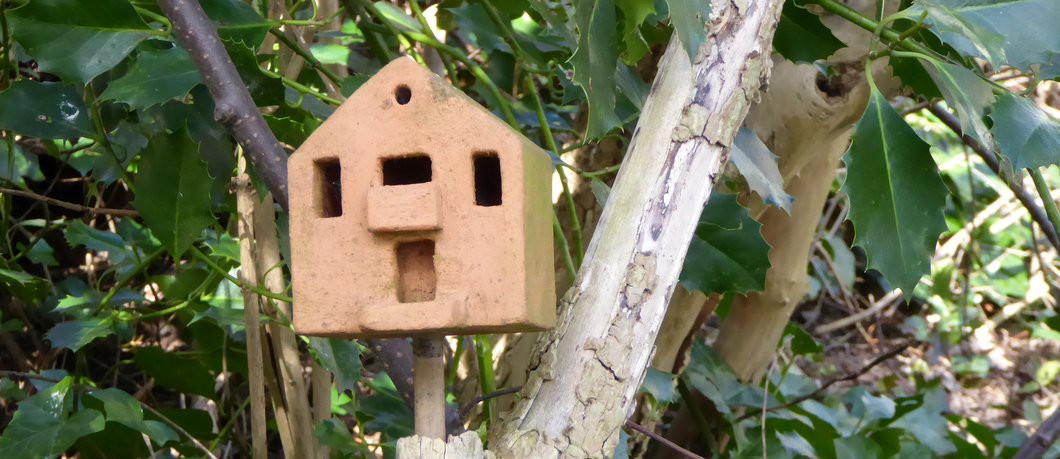 Insectenkastje als huisje in Natuurtuin Slatuinen