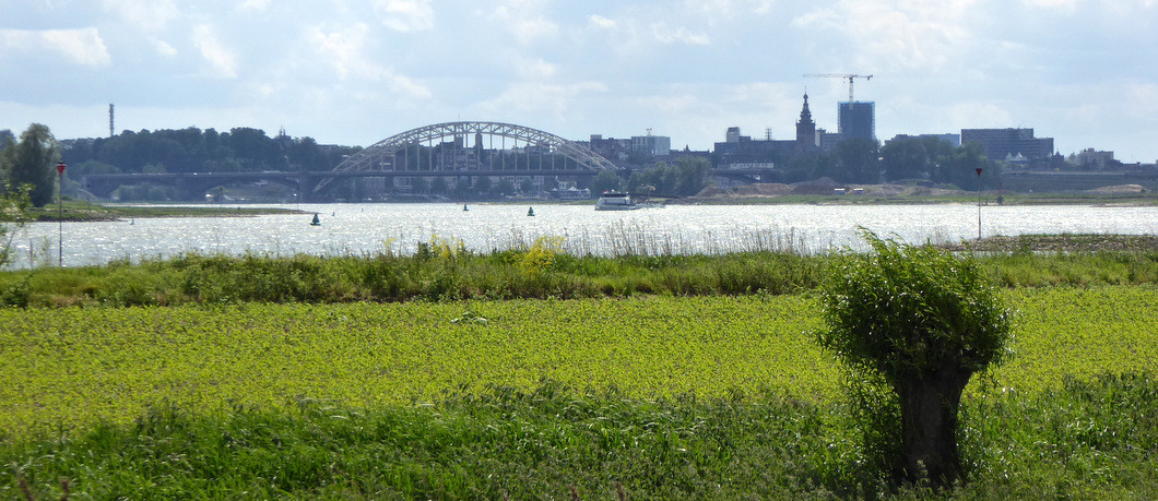 vanuit Ooijpolder uitzicht op Nijmegen