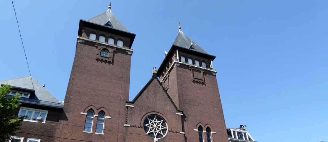 De Fatih-moskee in Amsterdam lijkt op een kerk.