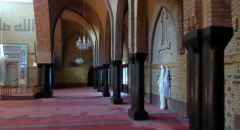 De Fatih-moskee lijkt een kerk maar is de grootste moskee van Amsterdam