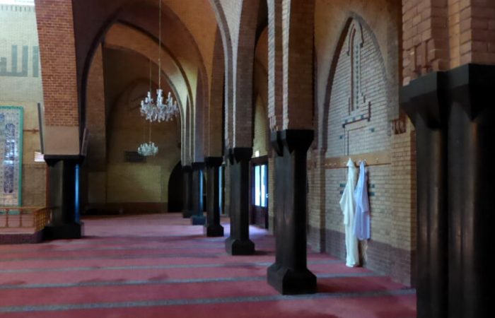 Gebedskleden in de voormalige Zaaier-kerk nu de Fatih-moskee in Amsterdam.