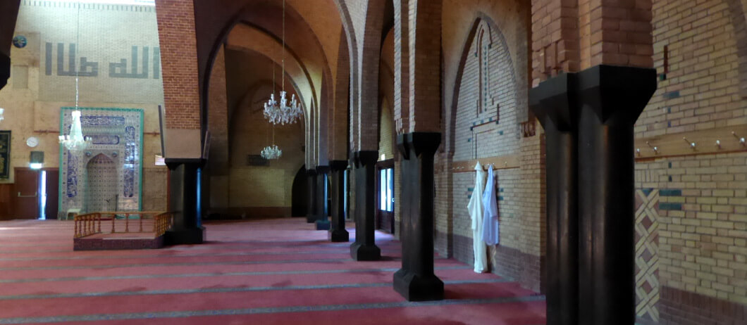 Gebedskleden in de voormalige Zaaier-kerk nu de Fatih-moskee in Amsterdam.