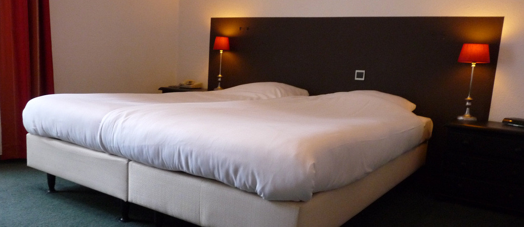 Moderne bedden in proper hotel Tante Sien