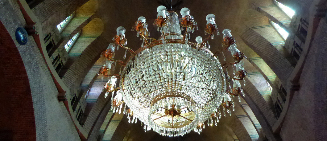 Kroonluchters van de Fatih-moskee in Amsterdam.