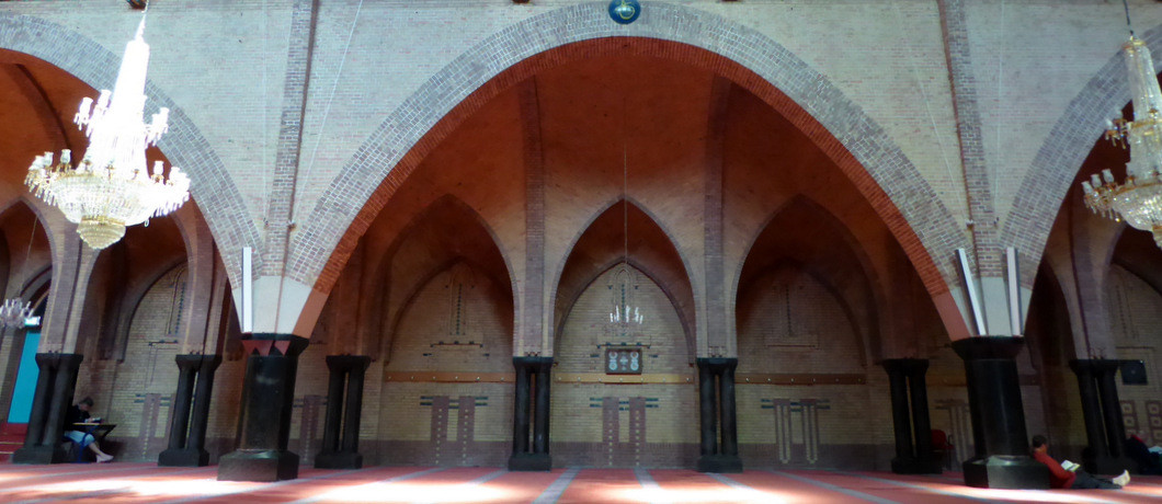 Reciteren uit de Koran in de Fatih-moskee in Am,sterdam.