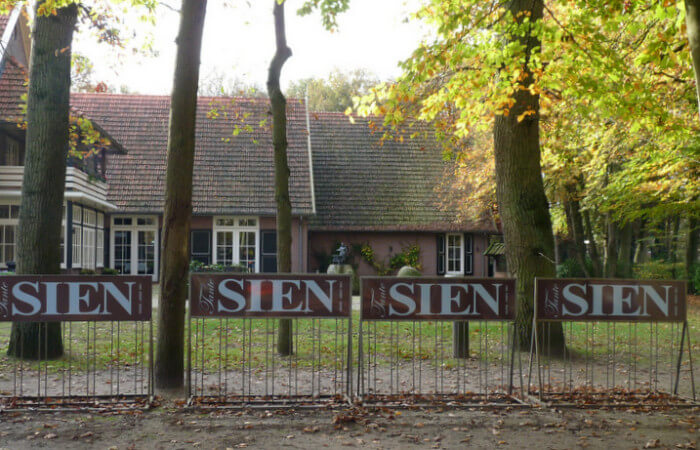 Hotel Tante Sien in de dorpskern van Vasse.