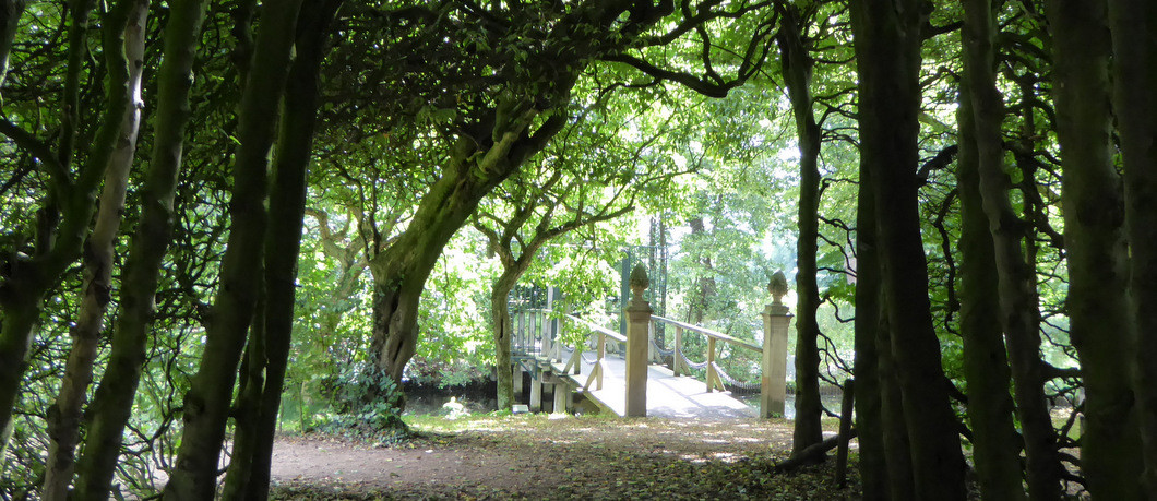 Bruggetje in de beeldentuin Kasteel het Nijenhuis