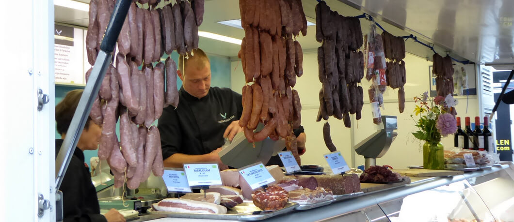 Biologische slager Chris Dammers op de markten van Amsterdam, Scheveningen en Den Bosch - Reisblog Davides