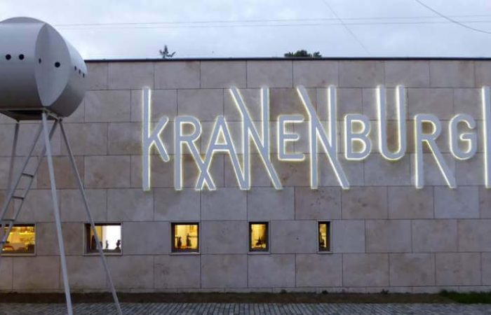 De gevel van museum Kranenburgh in Bergen