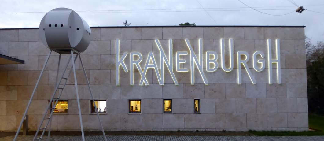 De gevel van museum Kranenburgh in Bergen