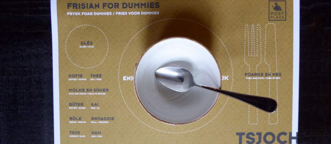 Fries ontbijt en Fries leren met de placemat in hotel Post-Plaza